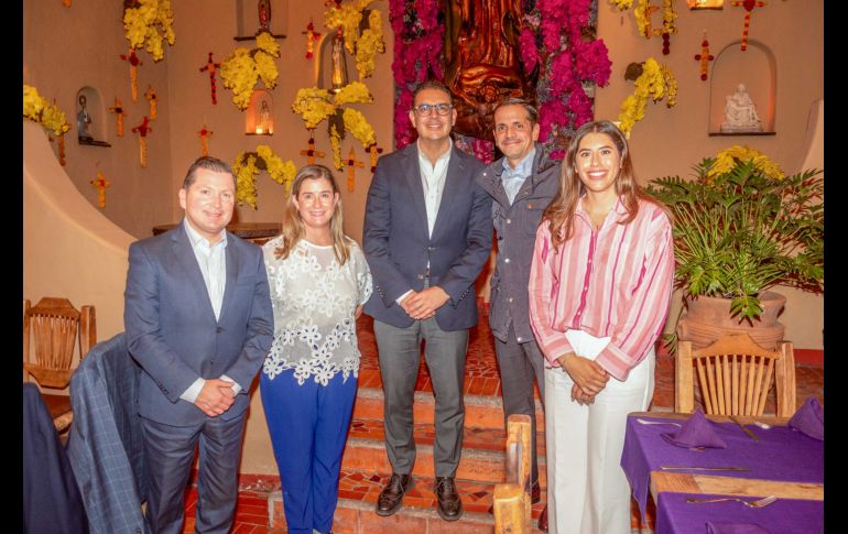 Antonio de los Reyes, Teresa Nicolás, Abraham Mendoza, Fernando Batista y Liudmila Beltrán. GENTE BIEN JALISCO / Revista del 9 de octubre del 2026