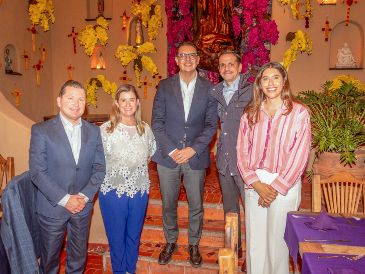Antonio de los Reyes, Teresa Nicolás, Abraham Mendoza, Fernando Batista y Liudmila Beltrán. GENTE BIEN JALISCO / Revista del 9 de octubre del 2026