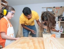 Durante la clase de carpintería. GENTE BIEN JALISCO / Revista del 9 de octubre 2026