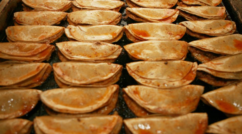 Algunos establecimientos ofrecen la posibilidad de “bañar” los tacos en consomé. EL INFORMADOR/ARCHIVO