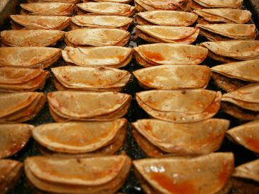 Algunos establecimientos ofrecen la posibilidad de “bañar” los tacos en consomé. EL INFORMADOR/ARCHIVO
