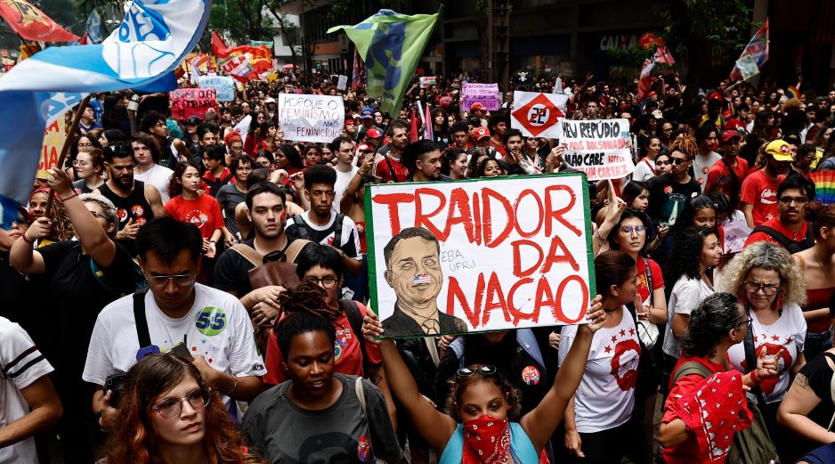 Muchos miembros de la izquierda política temen que, de llegar a la presidencia, Flávio Bolsonaro alinee por completo al gobierno brasileño con Estados Unidos. EFE / A. COELHO