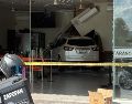 El conductor de 75 años atravesó por completo el local rompiendo el cristal de la entrada y terminando en la zona del almacén. ESPECIAL/J. Mendoza