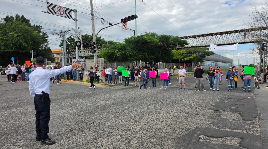 Vecinos de El Sauz y colonias aledañas mantienen protestas por tercer día consecutivo para exigir mejoras en la calidad del agua. ESPECIAL.