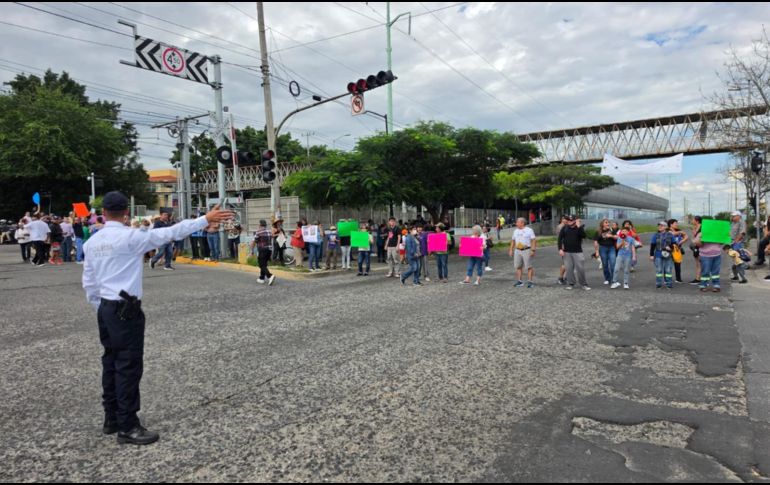 Vecinos de El Sauz y colonias aledañas mantienen protestas por tercer día consecutivo para exigir mejoras en la calidad del agua. ESPECIAL.