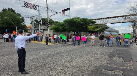 Vecinos de El Sauz y colonias aledañas mantienen protestas por tercer día consecutivo para exigir mejoras en la calidad del agua. ESPECIAL.