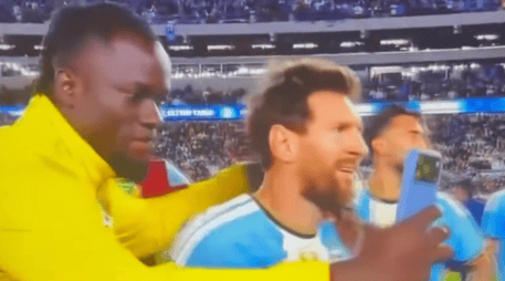 La imagen de un jugador de Benín intentando retratarse con Lionel Messi al final del encuentro generó opiniones divididas en las plataformas digitales. X/@ArielidilloPlus