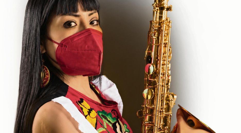 La música de Oaxaca llegará al Conjunto Santander a través de una obra que la saxofonista interpreta como un viaje del duelo hacia la esperanza. CORTESÍA
