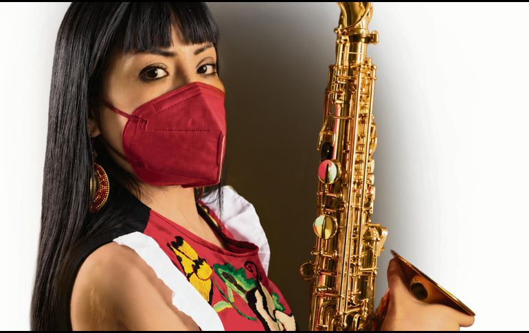 La música de Oaxaca llegará al Conjunto Santander a través de una obra que la saxofonista interpreta como un viaje del duelo hacia la esperanza. CORTESÍA
