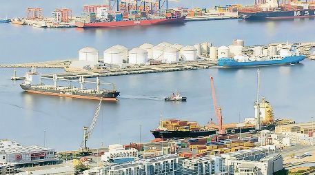 La posible liberación de más reservas estratégicas por parte de la AIE presionó a la baja las cotizaciones internacionales del crudo. AFP
