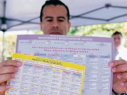 Los magistrados señalaron que la secuencia legal exige recibir, marcar, doblar y depositar la papeleta en la urna. ESPECIAL