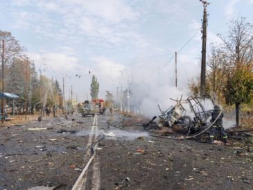 Una bomba aérea impactó contra una parada de autobús en Kramatorsk. EFE/ Servicios de Emergencias de Ucrania