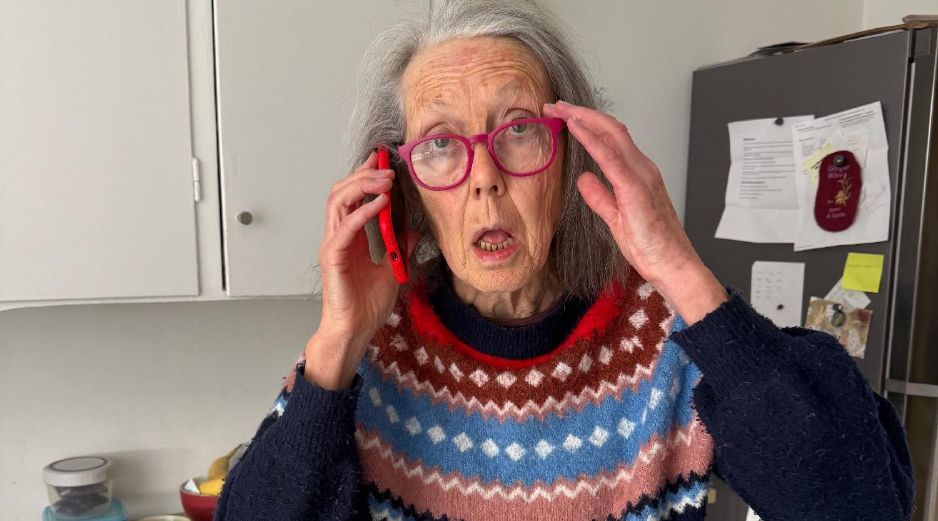 Así toma el Nobel la poeta y ensayista canadiense Anne Carson. ESPECIAL / X: @NobelPrize
