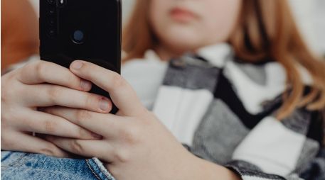 El estudio no busca demonizar la tecnología, sino aportar evidencia científica para que las familias tomen decisiones informadas sobre la madurez digital de sus hijos. ESPECIAL / CANVA