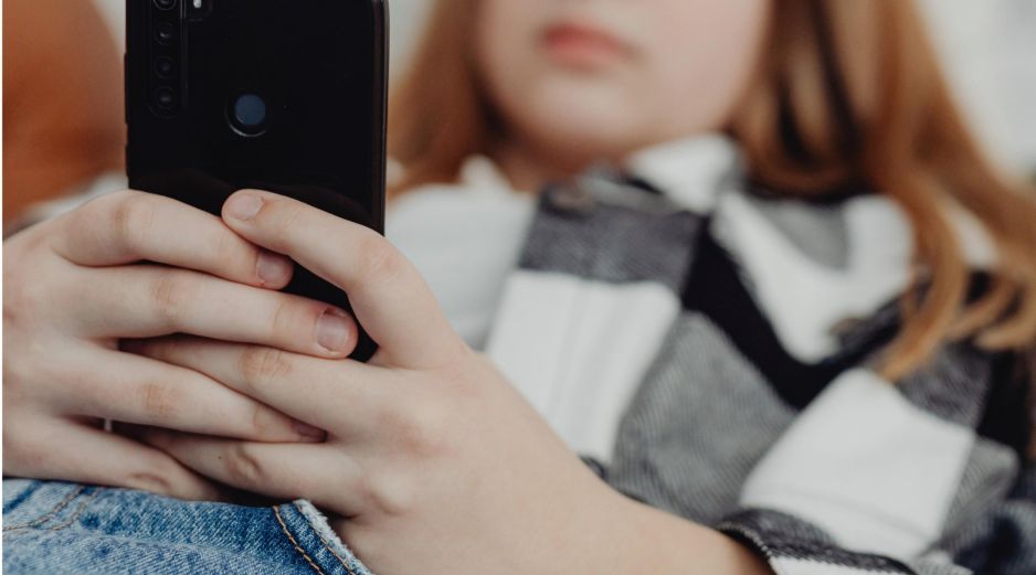 El estudio no busca demonizar la tecnología, sino aportar evidencia científica para que las familias tomen decisiones informadas sobre la madurez digital de sus hijos. ESPECIAL / CANVA