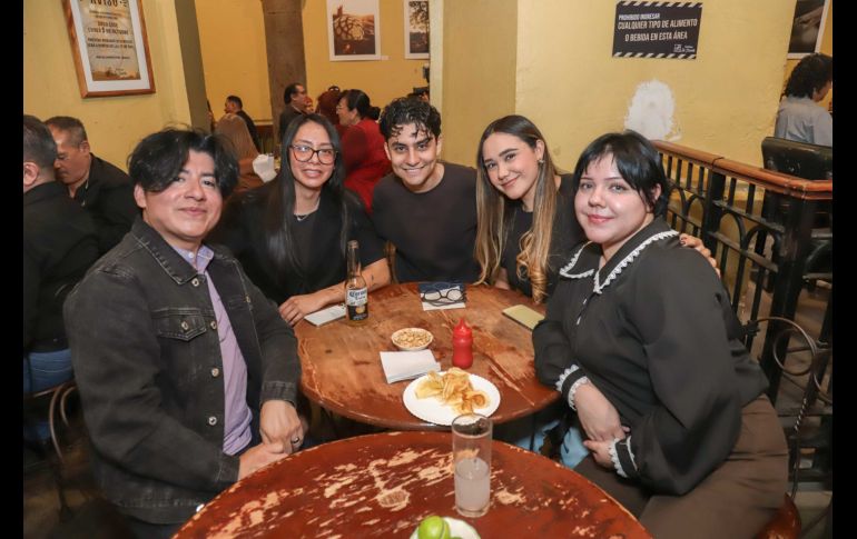 René Arenas, Nadia González, Alan Rodarte, Paulina Fregoso y Angélica Blanco. GENTE BIEN JALISCO / Revista del 9 de octubre 2026