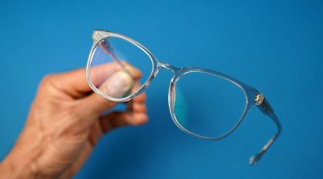 El método recomendado por los especialistas se divide en seis pasos fundamentales para garantizar una higiene óptima sin comprometer los materiales de las lentes. ESPECIAL/Unsplash
