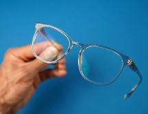 El método recomendado por los especialistas se divide en seis pasos fundamentales para garantizar una higiene óptima sin comprometer los materiales de las lentes. ESPECIAL/Unsplash