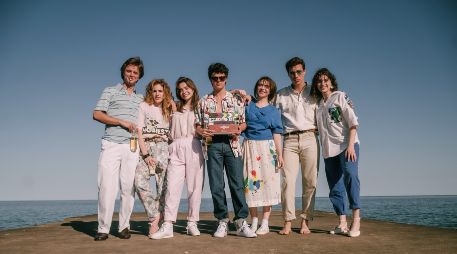Imagen difundida por ViX que muestra, de izquierda a derecha, a Luis de la Rosa, Michelle Pellicer, Macarena García, Iker Solano, Jesusa Ochoa, Edu Maruri y Sol Wainer posando en el set de 