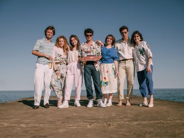 Imagen difundida por ViX que muestra, de izquierda a derecha, a Luis de la Rosa, Michelle Pellicer, Macarena García, Iker Solano, Jesusa Ochoa, Edu Maruri y Sol Wainer posando en el set de "Timbiriche". AP/VIX