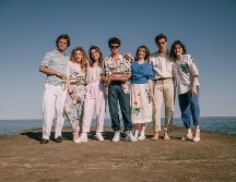 Imagen difundida por ViX que muestra, de izquierda a derecha, a Luis de la Rosa, Michelle Pellicer, Macarena García, Iker Solano, Jesusa Ochoa, Edu Maruri y Sol Wainer posando en el set de 