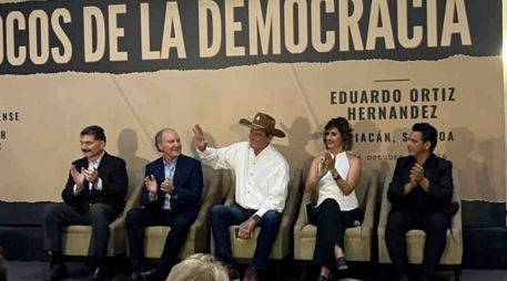 El expresidente de la República, Vicente Fox, asistió a la presentación del libro “Los Locos de la Democracia”, del exdiputado de Acción Nacional Eduardo Ortiz. SUN/J. Cabrera
