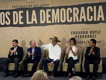 El expresidente de la República, Vicente Fox, asistió a la presentación del libro “Los Locos de la Democracia”, del exdiputado de Acción Nacional Eduardo Ortiz. SUN/J. Cabrera