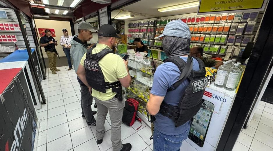 Durante el operativo, las autoridades aseguraron 10 celulares, uno relacionado con una investigación por robo, y presunta droga. ESPECIAL.