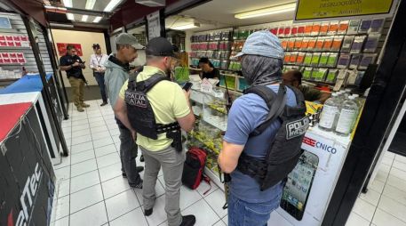 Durante el operativo, las autoridades aseguraron 10 celulares, uno relacionado con una investigación por robo, y presunta droga. ESPECIAL.