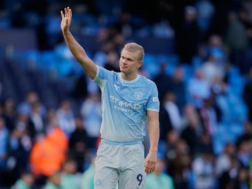 El delantero estrella Erling Haaland pidió públicamente al plantel del Manchester City "permanecer unidos" tras el veredicto del panel de la Liga Premier. AP/D.Thompson