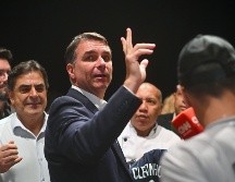 El senador y candidato a la presidencia de Brasil, Flávio Bolsonaro (i), reacciona durante una reunión con gobernadores y senadores electos en el auditorio del hotel Brasil 21, en Brasilia. EFE/A. Borges