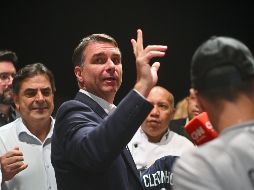 El senador y candidato a la presidencia de Brasil, Flávio Bolsonaro (i), reacciona durante una reunión con gobernadores y senadores electos en el auditorio del hotel Brasil 21, en Brasilia. EFE/A. Borges