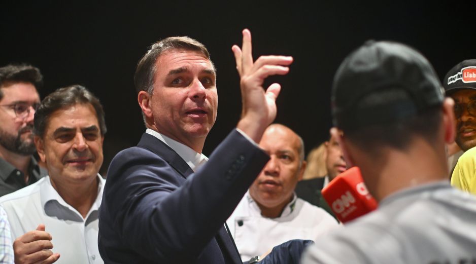 El senador y candidato a la presidencia de Brasil, Flávio Bolsonaro (i), reacciona durante una reunión con gobernadores y senadores electos en el auditorio del hotel Brasil 21, en Brasilia. EFE/A. Borges