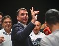 El senador y candidato a la presidencia de Brasil, Flávio Bolsonaro (i), reacciona durante una reunión con gobernadores y senadores electos en el auditorio del hotel Brasil 21, en Brasilia. EFE/A. Borges
