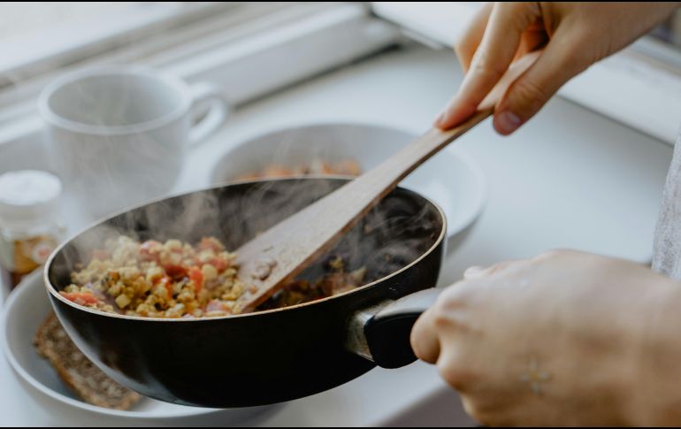 Si bien comer fuera ahorra tiempo de preparación de comida y limpieza, se debe tener en cuenta que esta práctica puede convertirse de una salvación temporal a un gasto frecuente. UNSPLASH