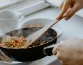 Si bien comer fuera ahorra tiempo de preparación de comida y limpieza, se debe tener en cuenta que esta práctica puede convertirse de una salvación temporal a un gasto frecuente. UNSPLASH