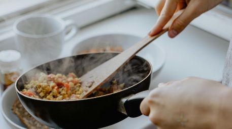 Si bien comer fuera ahorra tiempo de preparación de comida y limpieza, se debe tener en cuenta que esta práctica puede convertirse de una salvación temporal a un gasto frecuente. UNSPLASH