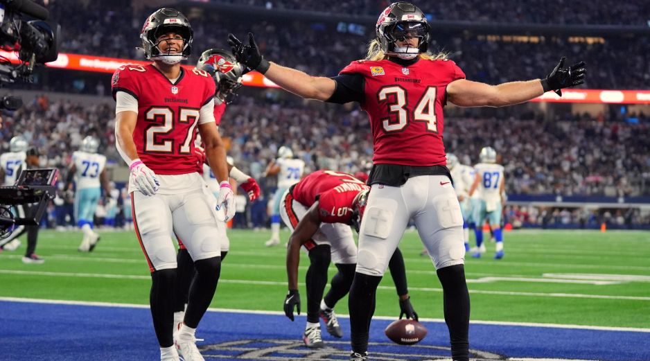 Alex Anzalone, linebacker de los Buccaneers de Tampa Bay, festeja tras interceptar un pase para definir el duelo ante los Cowboys de Dallas. AP/J. Cortez