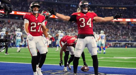 Alex Anzalone, linebacker de los Buccaneers de Tampa Bay, festeja tras interceptar un pase para definir el duelo ante los Cowboys de Dallas. AP/J. Cortez