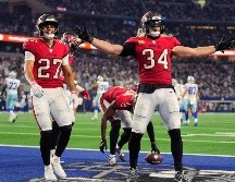 Alex Anzalone, linebacker de los Buccaneers de Tampa Bay, festeja tras interceptar un pase para definir el duelo ante los Cowboys de Dallas. AP/J. Cortez