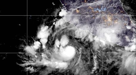 Imagen satelital que muestra al huracán Simón el viernes 9 de octubre de 2026 mientras se desplaza sobre el Pacífico. AP/NOAA