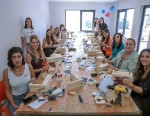 Fátima García con el grupo de mamás invitadas. GENTE BIEN JALISCO / Revista del 9 de octubre 2026