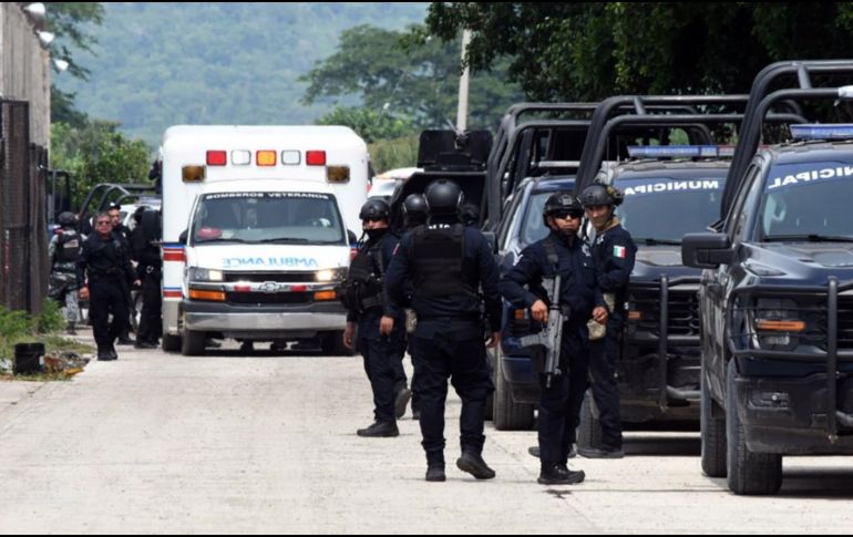 Integrantes de la policía vigilan afuera de las instalaciones del penal El Castillo el 8 de octubre, luego de que al menos diez personas fallecieran tras un motín, en Mazatlán, Sinaloa. EFE/ F. Mcconegly