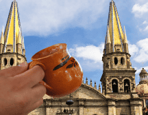 Los expertos señalan que el pulque contiene probióticos naturales y vitaminas que aportan beneficios a la flora intestinal. ESPECIAL / CANVA