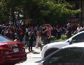 Ciudadanos se reúnen en un punto luego de evacuar varios edificios tras un terremoto de magnitud 7.7 con una profundidad de 10 kilómetros que sacudió este viernes, el sureste de Panamá. EFE/ C. Lemos