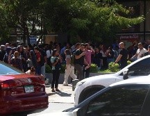 Ciudadanos se reúnen en un punto luego de evacuar varios edificios tras un terremoto de magnitud 7.7 con una profundidad de 10 kilómetros que sacudió este viernes, el sureste de Panamá. EFE/ C. Lemos