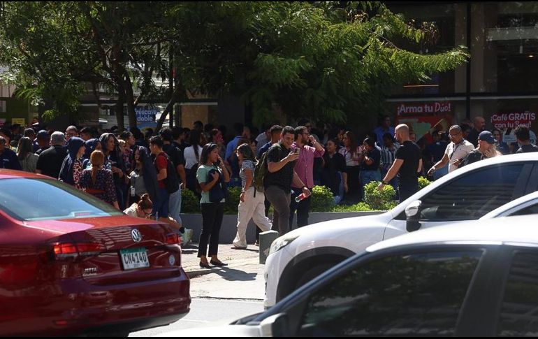 Ciudadanos se reúnen en un punto luego de evacuar varios edificios tras un terremoto de magnitud 7.7 con una profundidad de 10 kilómetros que sacudió este viernes, el sureste de Panamá. EFE/ C. Lemos