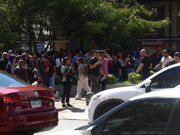 Ciudadanos se reúnen en un punto luego de evacuar varios edificios tras un terremoto de magnitud 7.7 con una profundidad de 10 kilómetros que sacudió este viernes, el sureste de Panamá. EFE/ C. Lemos