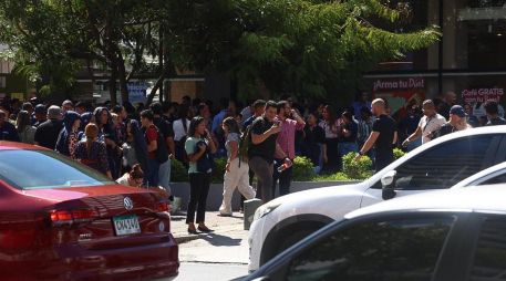 Ciudadanos se reúnen en un punto luego de evacuar varios edificios tras un terremoto de magnitud 7.7 con una profundidad de 10 kilómetros que sacudió este viernes, el sureste de Panamá. EFE/ C. Lemos