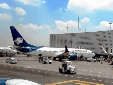 Puso en marcha una política de protección que permite a los pasajeros modificar sus itinerarios sin algunos de los cargos habituales, siempre que cumplan con los requisitos establecidos. AEROMÉXICO